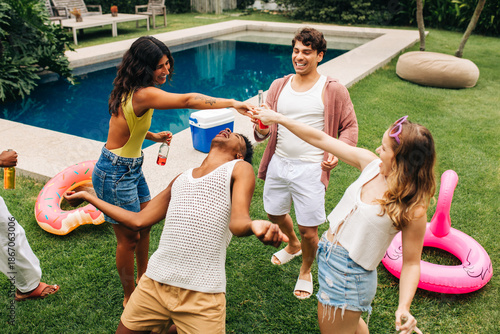 Quadro em tela Playing limbo by the pool with friends