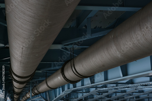 橋の下の公益サービスの導管