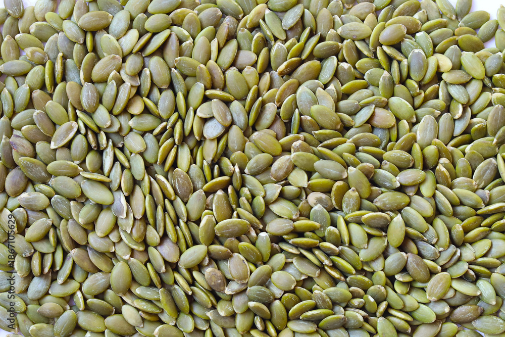 Obraz premium Delicious peeled green pumpkin seeds