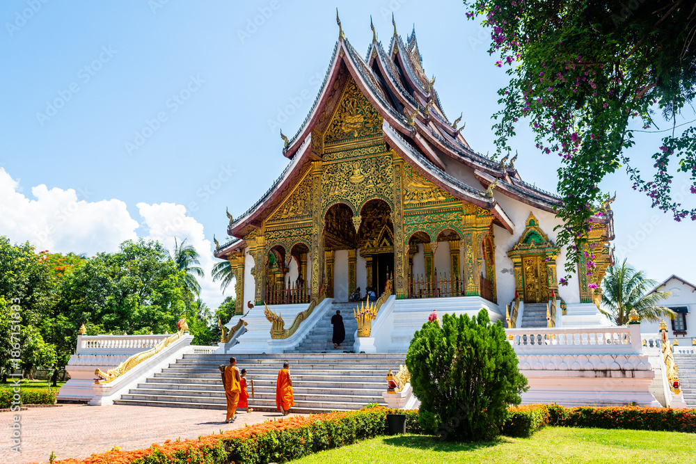 Αυτοκόλλητο views of luang prabang temple, laos