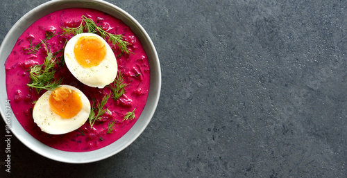 Foto Cold summer beet soup with cucumbers, dill and egg