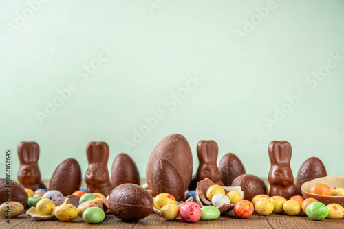Quadro su tela Chocolate bunny and Easter eggs background