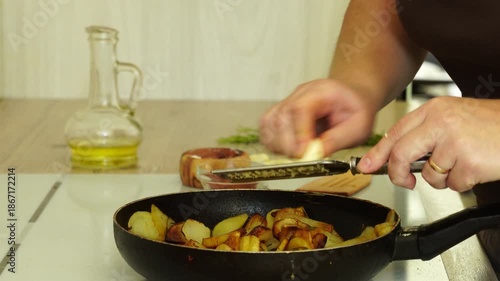 Cooking potatoes in the peasant style