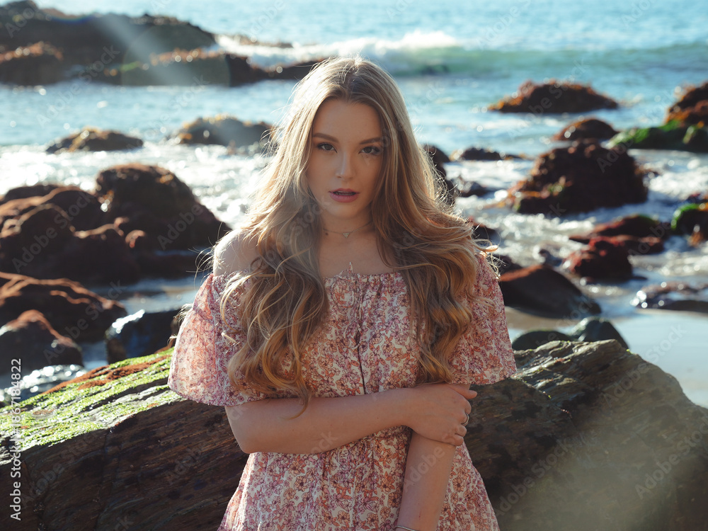 Φωτογραφία Medium shot of the girl posing in front of the ocean on Laguna Beach