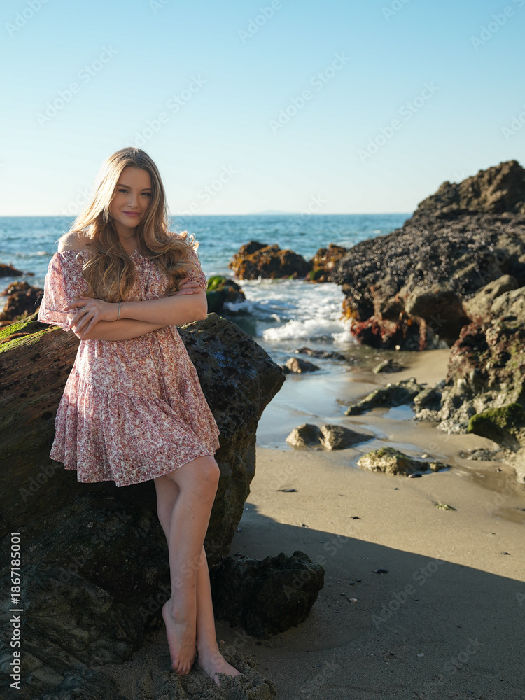Φωτογραφία Girl is standing on the rocks and posing in front of the ocean on Laguna Beach