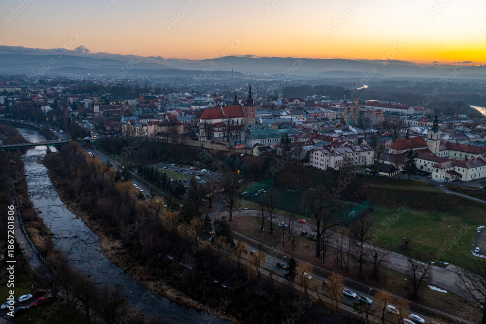 Fototapeta premium Nowy Sącz zachód słońca z powietrza