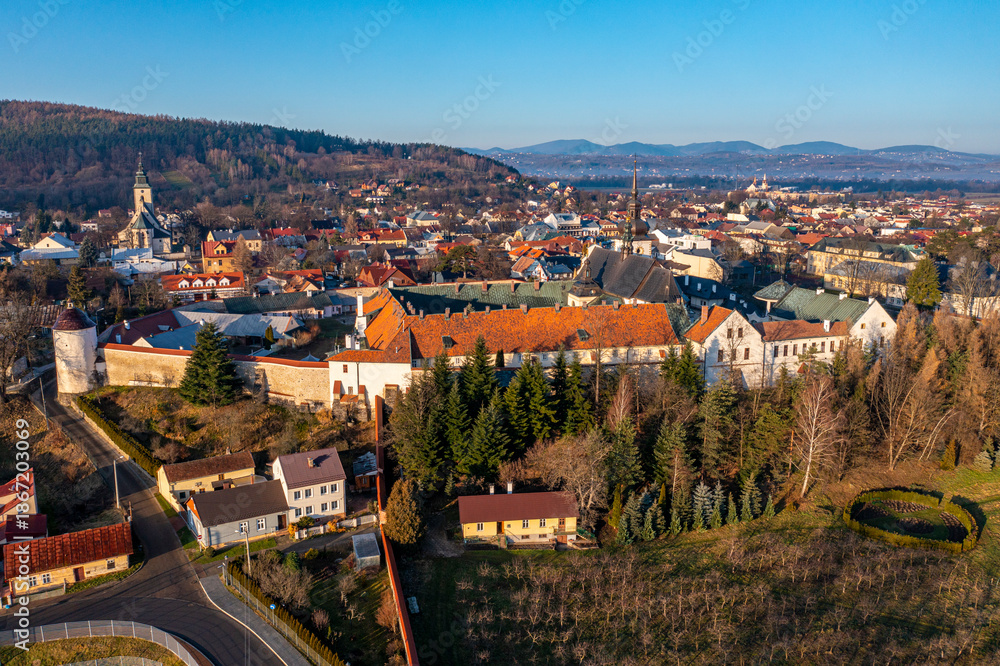 Fototapeta premium Stary Sącz z powietrza miasteczko małopolska.