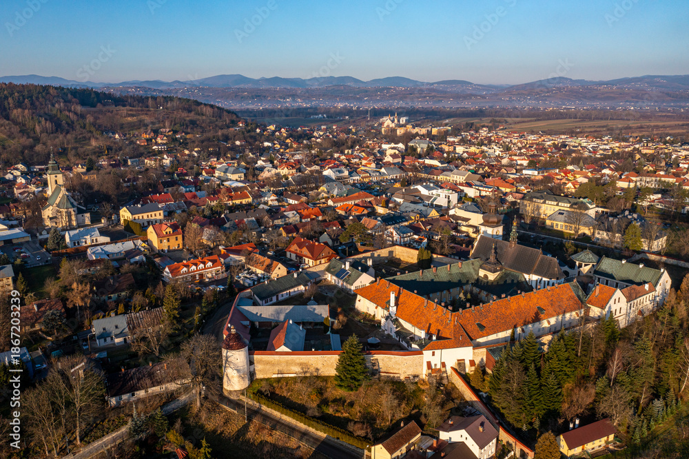 Fototapeta premium Stary Sącz z powietrza miasteczko małopolska.