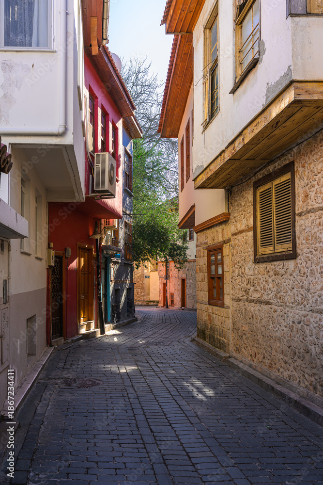 Obraz premium Old Ottoman houses in the narrow streets of Antalya Old Town Kaleici district