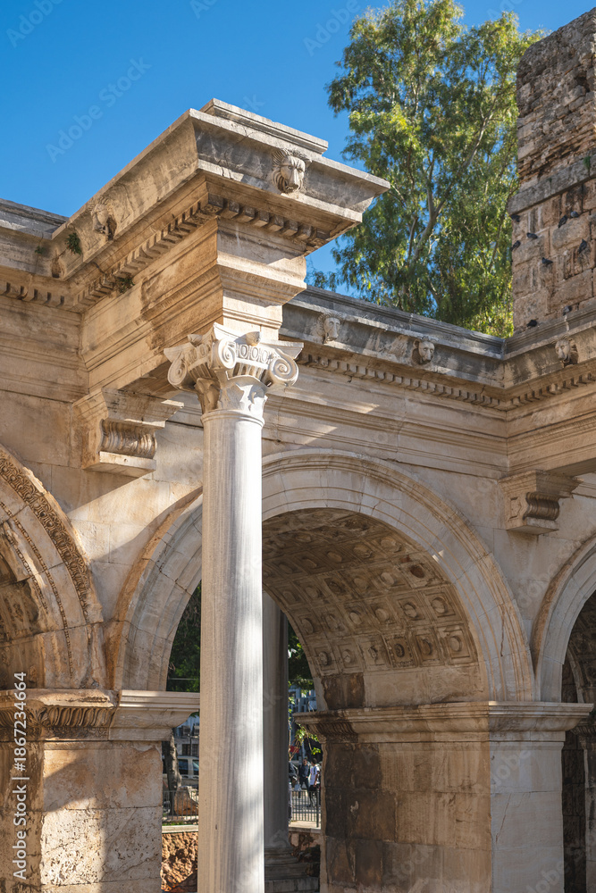 Obraz premium Hadrian Gate, also known as the Uc Kapilar, at the entrance to Antalya Old Town or Kaleici on a sunny day