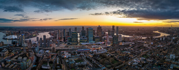 Fotobehang Tower Bridge Luchtfoto skyline Londen bij schemering  © moofushi