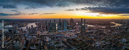 Εκτύπωση καμβά Panoramic aerial view of the iilluminated skyline of London, England, stretching