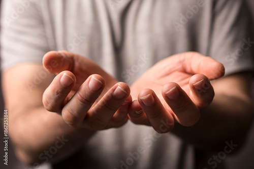 Foto Close-up shot of cupped hands outstretched, depicting concepts of giving, receiv