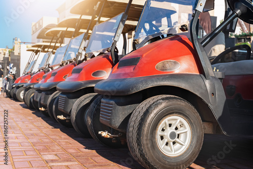 Foto Golf carts lined up on a bright day at a luxury golf course near the clubhouse