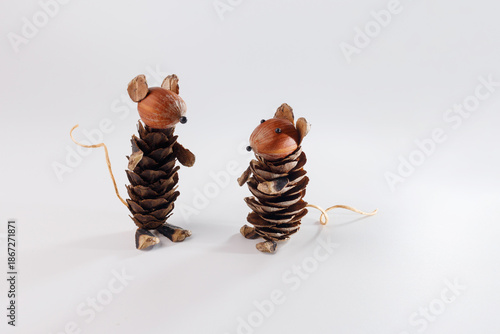 Fotografía Whimsical handmade pinecone mice crafted from natural materials, ideal for eco b