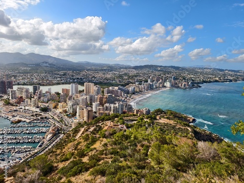 Foto stunning headland overlooks vibrant bustling harbor, dramatic coastal scene feat