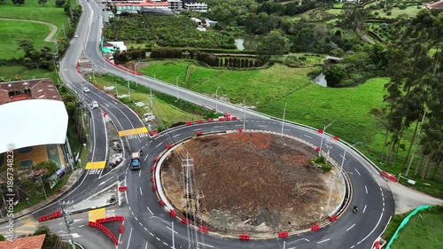 Video aéreo capturado con drone, sobre el Tramo 2 de la doble calzada de La Ceja a Rionegro, en construcción, Diciembre de 2025