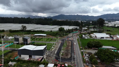 Video aéreo capturado con drone, sobre el Tramo 2 de la doble calzada de La Ceja a Rionegro, en construcción, Diciembre de 2025