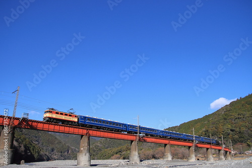 復活を遂げた元JR西日本12系客車を従えて快晴の大井川を渡る大井川鐡道E32形_2026/1/3撮影