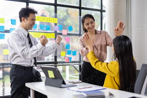 Fotografía Diverse team celebrating a successful achievement with high-fives in office