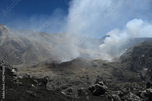 Italie Sicile, le cratère de l'Etna est le site d'une activité volcanique intense et continue avec des éruptions qui modifient sa structure.