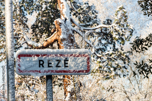 Épisode neigeux à Rezé, panneau d'entrée de ville couvert de neige avec arrière-plan séquoia sous la neige