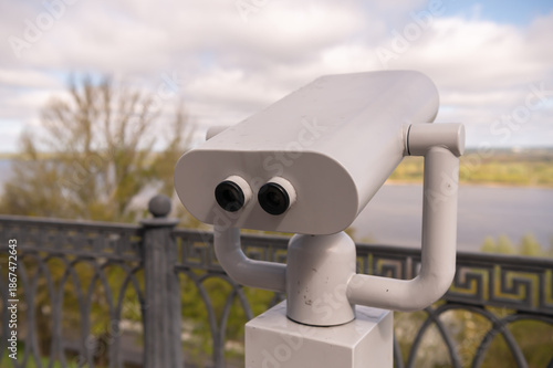 Quadro su tela Observation binoculars on the embankment