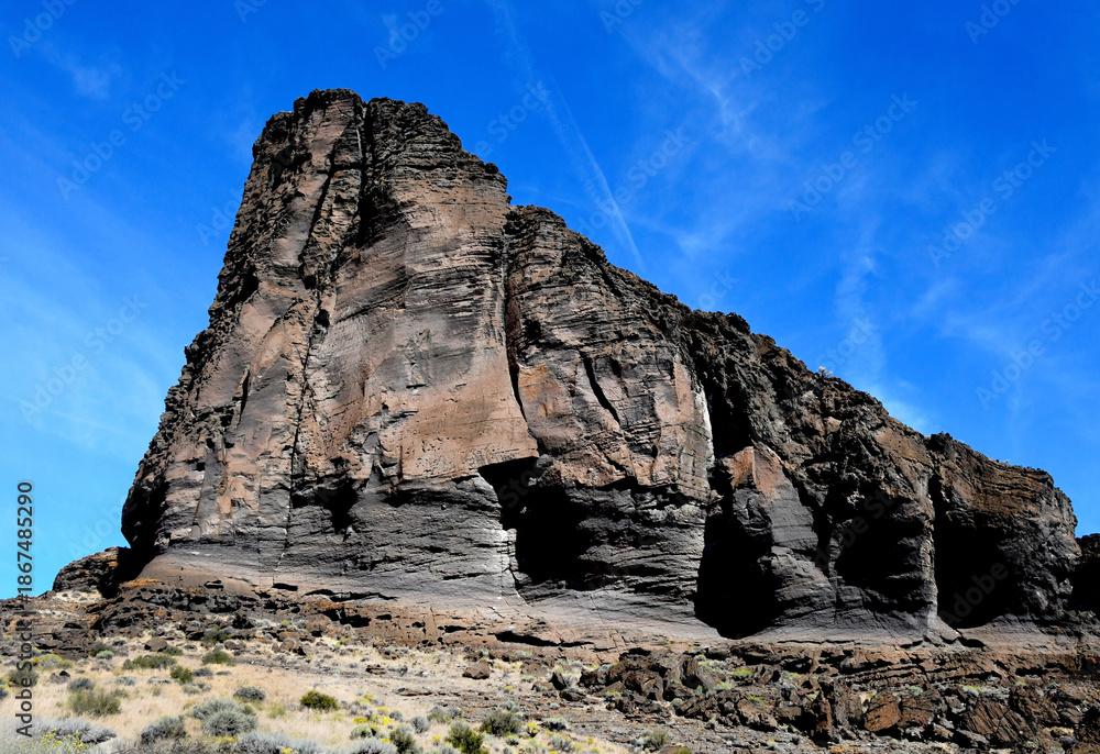 Fototapeta premium Cliffs of Fort Rock in Central Oregon
