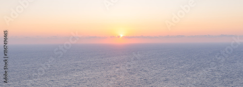 Sonnenuntergang über weiter Meeresfläche mit klarer Horizontlinie, ruhige Wasseroberfläche und warme Farbverläufe am Himmel, minimalistisches Seepanorama mit weiter Sicht und stiller Abendstimmung