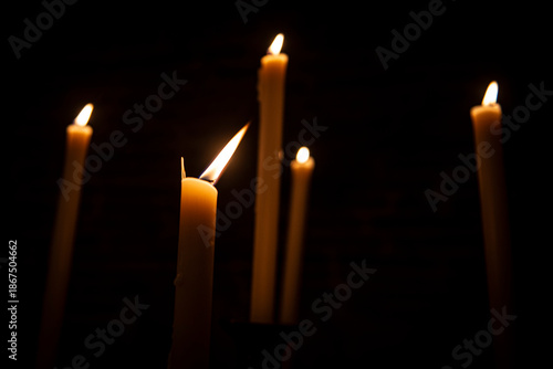 Velas encendidas sobre fondo negro, Lit candles on black background, Brennende Kerzen vor schwarzem Hintergrund, Bougies allumées sur fond noir, Velas acesas sobre fundo preto, 黒い背景の中で灯るろうそく, 黑色背景上的点燃