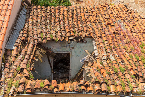tejado con las tejas caidas casa en ruinas