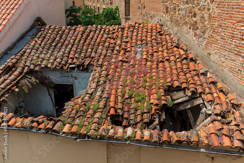 tejado con las tejas caidas casa en ruinas