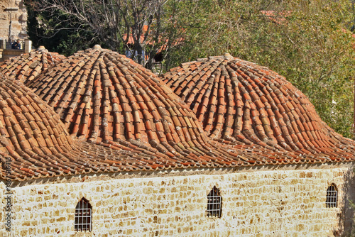 besondere Dachform in der Altstadt von Antalya in der Türkei
