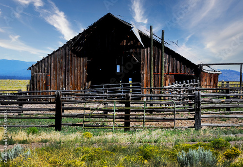 Foto High Desert Oregon Wooden Barn