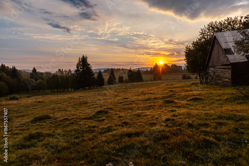 Malerischer Sonneraufgang über ländlicher Hügellandschaft in Rumänien