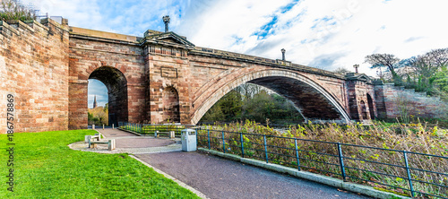 Quadro su tela A panorama view along the banks of the River Dee past the Grosvenor Bridge in th