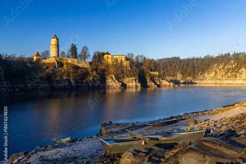 Foto Zvikov Castle towering above Vltava river with boats