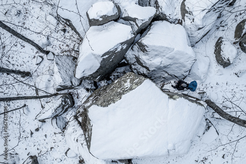 Fotografia Aerial view of King Philip's Cave covered in snow
-Sharon, MA