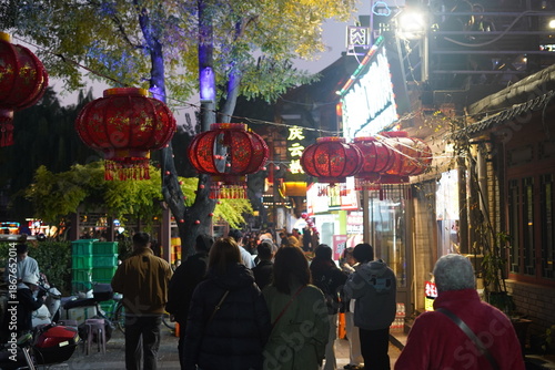 Принти на полотні Beijing at night: vibrant street food markets, neon lights, and crowded alleys