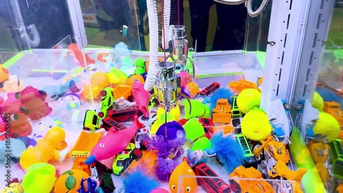 Mechanical Double Claw Arcade Game Grabbing Toy Prizes in Indoor Play Zone