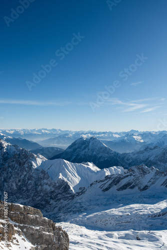Sonniges Berpanorama von der Zugspitze