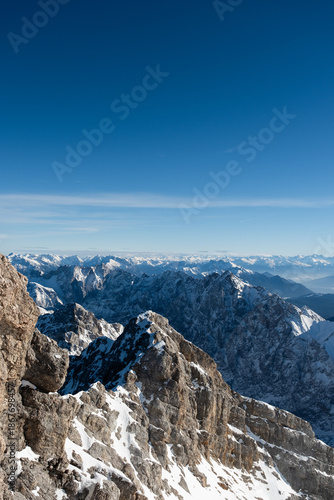 Sonniges Berpanorama von der Zugspitze