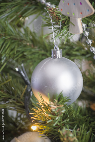 Wallpaper Mural Addobbo natalizio su albero sintetico Torontodigital.ca