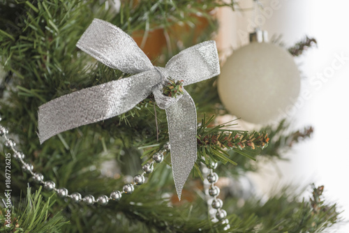 Wallpaper Mural Addobbo natalizio su albero sintetico Torontodigital.ca