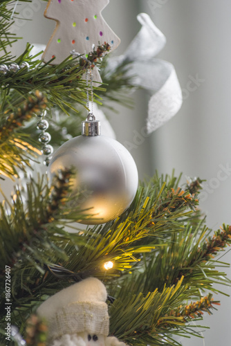 Wallpaper Mural Addobbo natalizio su albero sintetico Torontodigital.ca