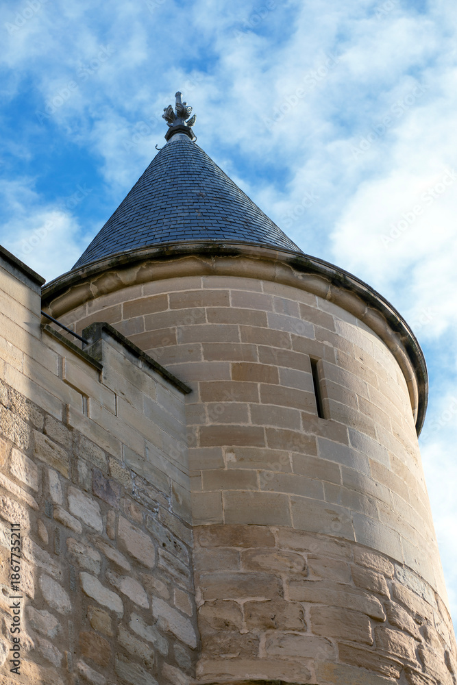 Obraz premium Majestic stone tower reaching towards the blue sky in a historic castle during a bright sunny day