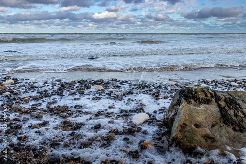 Vue de la mer depuis les gorges du Petit Ailly et la plage de galets en Normandie