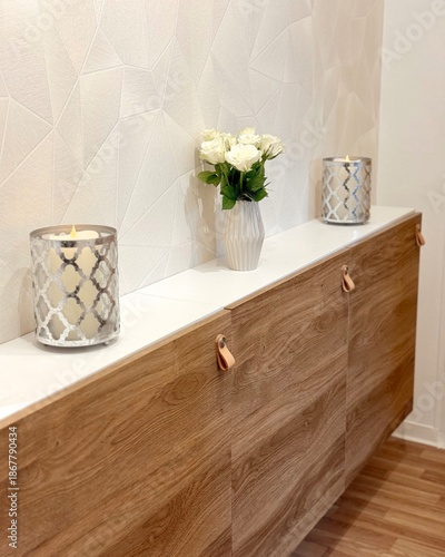 Modernes Sideboard mit Holzoptik und eleganter Wanddeko