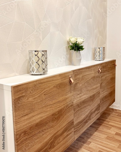 Modernes Sideboard mit Holzoptik und eleganter Wanddeko