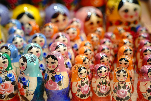 Fotografia Large group of colorful wooden russian matryoshka nesting dolls standing in rows